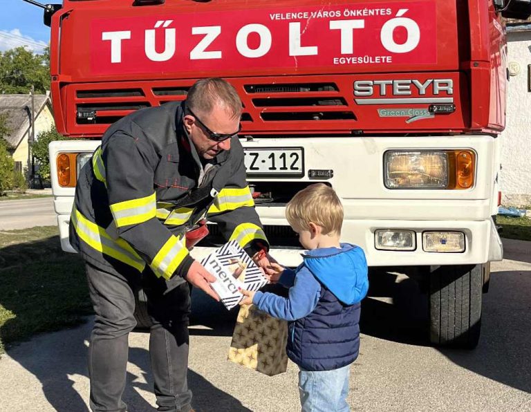 SZÜLINAPOS KISBARÁTUNK